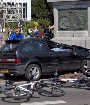 Una pareja de policías junto al automóvil siniestrado, momentos después de producirse los atropellos y la colisión